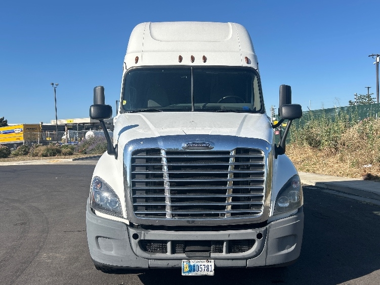 Used 2020 Freightliner Cascadia - photo 2