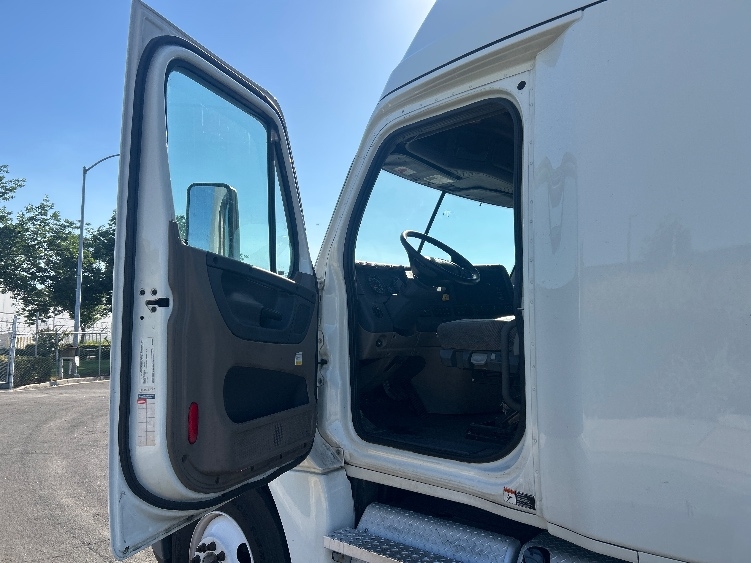 Used 2020 Freightliner Cascadia - photo 11