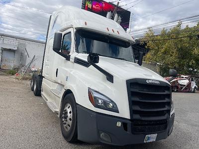 Used 2020 Freightliner Cascadia Detroit DD15AT Semi Truck with Sleeper Cab for sale #304762 - photo 1