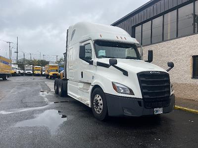 Used 2020 Freightliner Cascadia Detroit DD15AT Semi Truck with Sleeper Cab for sale #304766 - photo 1