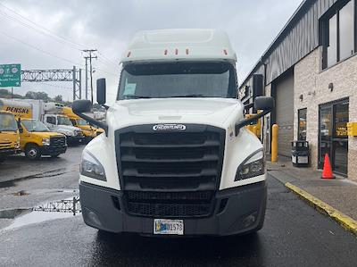 Used 2020 Freightliner Cascadia Detroit DD15AT Semi Truck with Sleeper Cab for sale #304766 - photo 2
