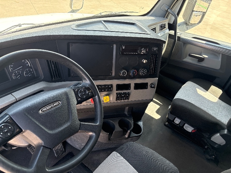 Used 2020 Freightliner Cascadia - photo 12