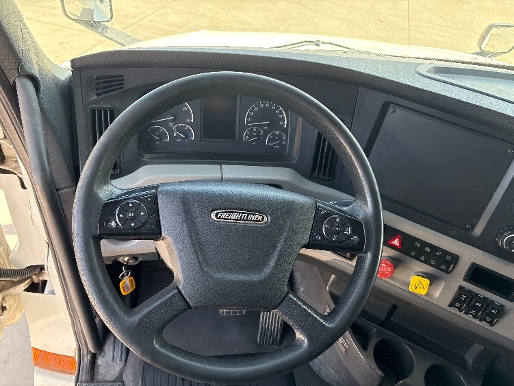 Used 2020 Freightliner Cascadia - photo 13