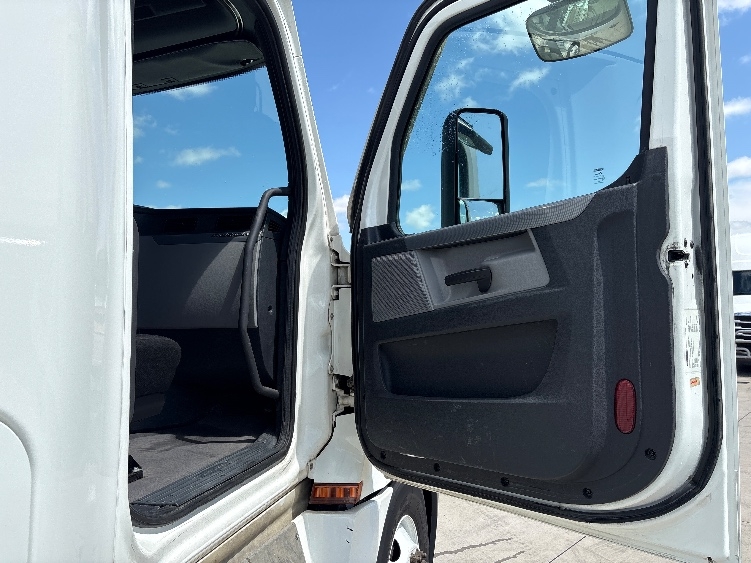 Used 2020 Freightliner Cascadia - photo 15