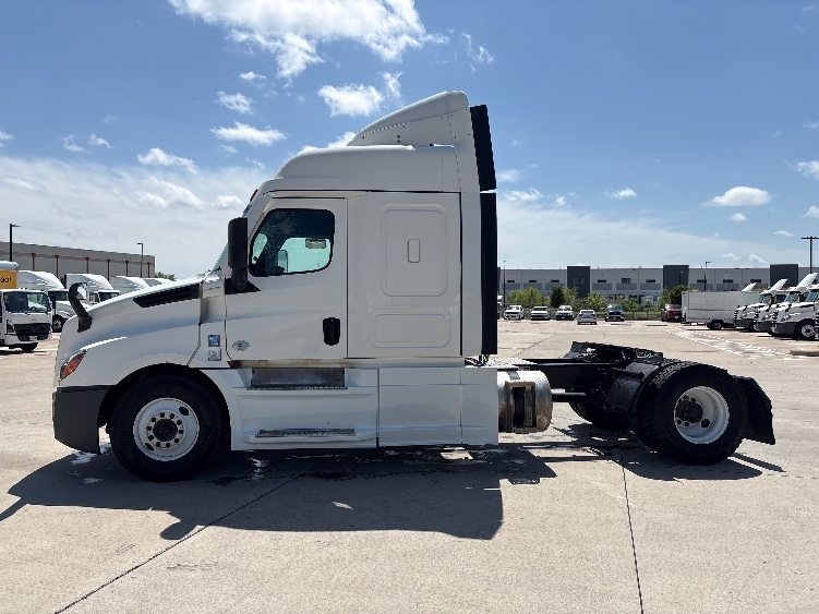 Used 2020 Freightliner Cascadia - photo 6