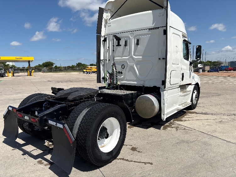 Used 2020 Freightliner Cascadia - photo 9