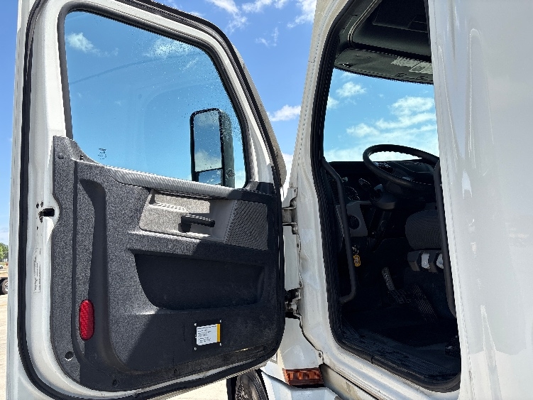 Used 2020 Freightliner Cascadia - photo 11