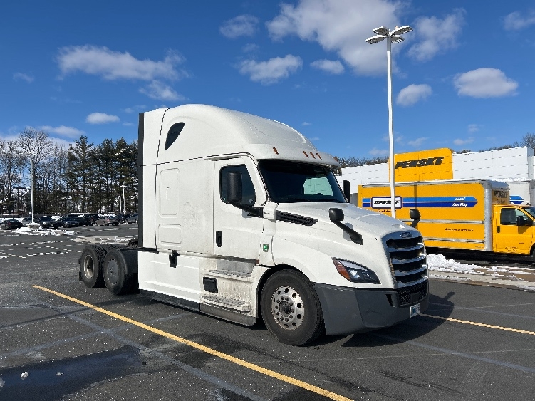 Used 2020 Freightliner Cascadia - photo 1
