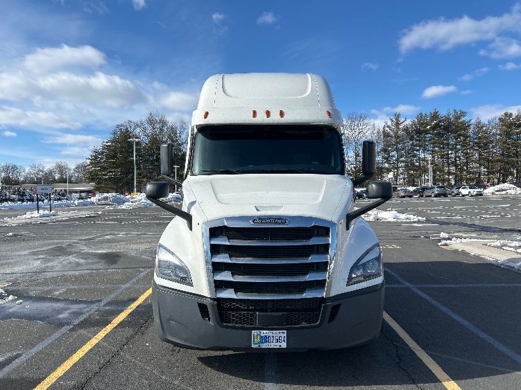 Used 2020 Freightliner Cascadia - photo 2