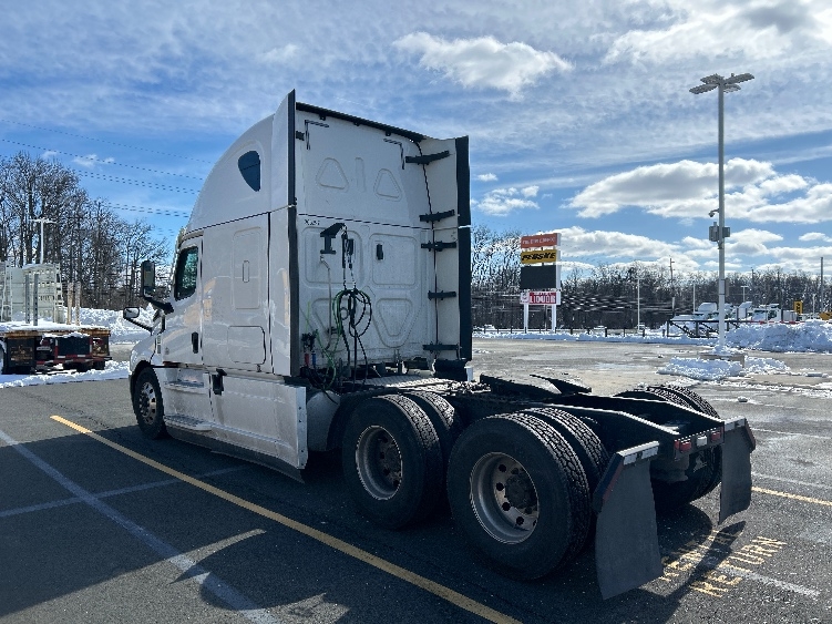Used 2020 Freightliner Cascadia - photo 7