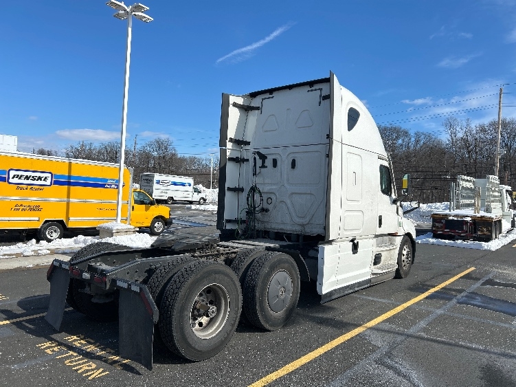 Used 2020 Freightliner Cascadia - photo 9