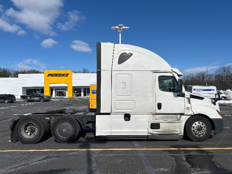 Used 2020 Freightliner Cascadia - photo 10