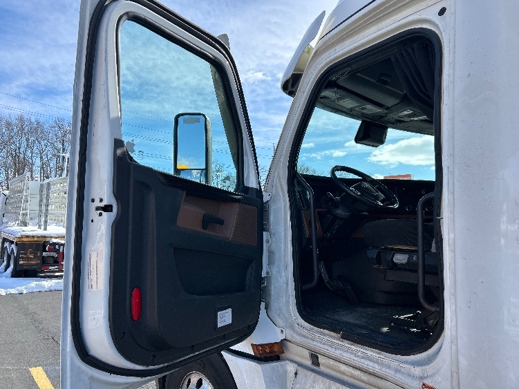Used 2020 Freightliner Cascadia - photo 11