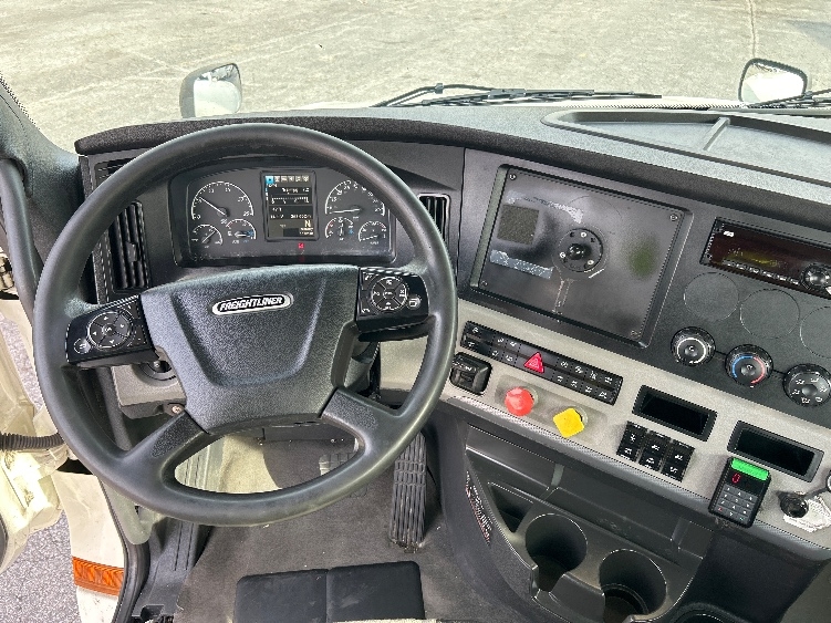 Used 2019 Freightliner Cascadia - photo 13