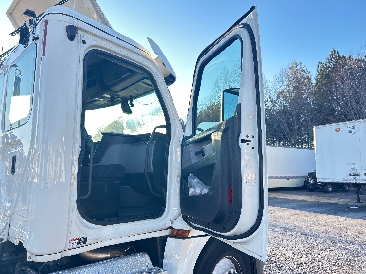 Used 2019 Freightliner Cascadia - photo 14