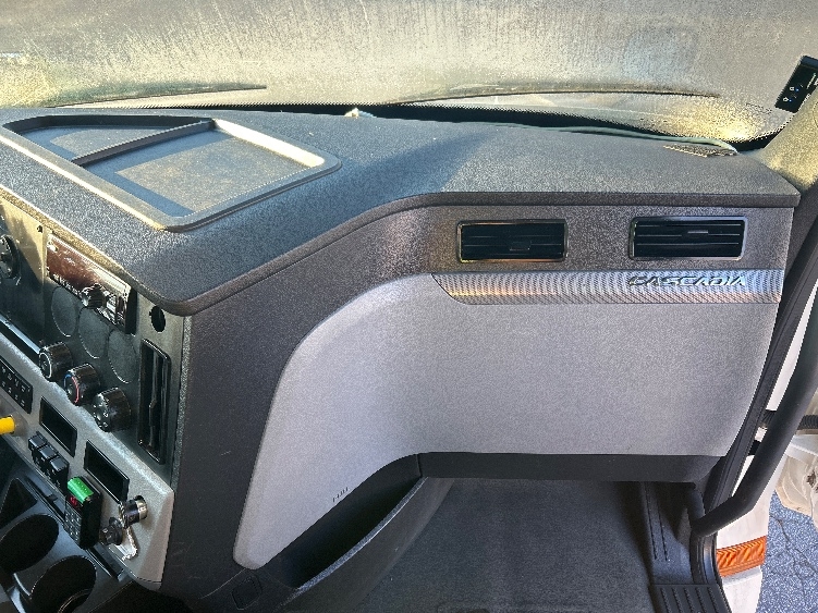 Used 2019 Freightliner Cascadia - photo 15