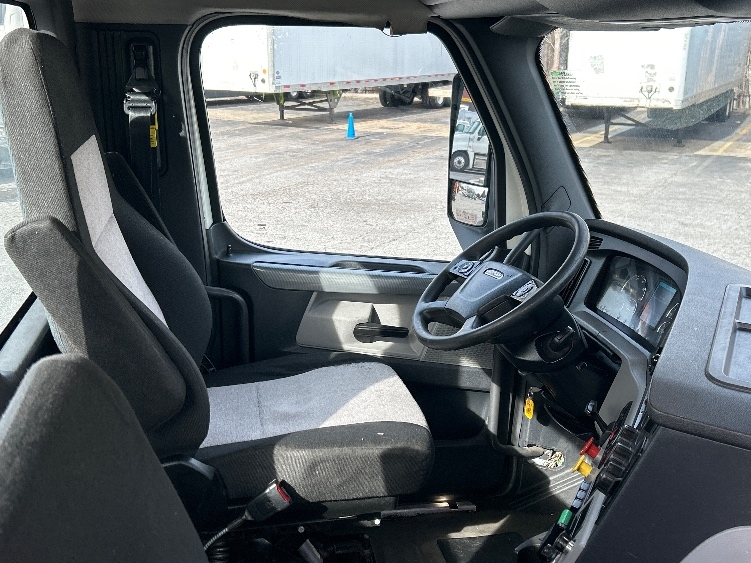 Used 2019 Freightliner Cascadia - photo 16