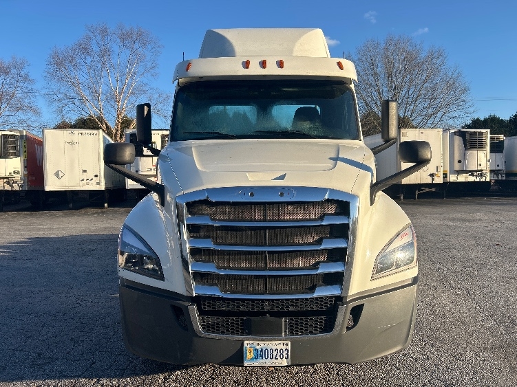 Used 2019 Freightliner Cascadia - photo 2