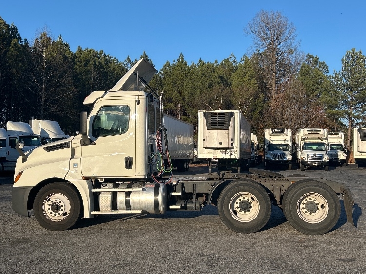 Used 2019 Freightliner Cascadia - photo 6