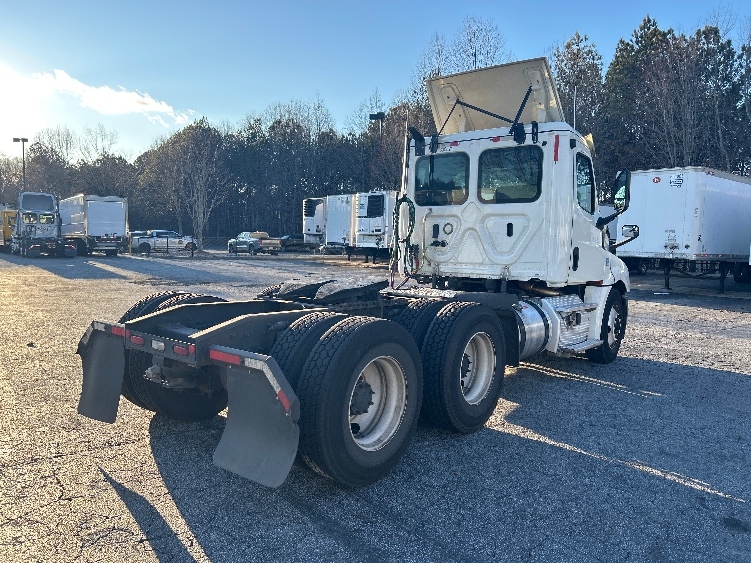 Used 2019 Freightliner Cascadia - photo 9