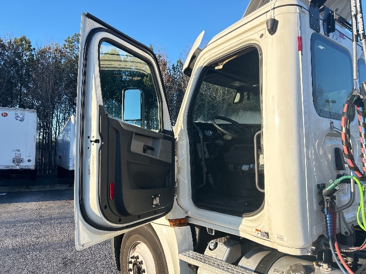 Used 2019 Freightliner Cascadia - photo 11