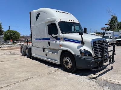 Used 2020 Freightliner Cascadia Detroit DD15AT Semi Truck with Sleeper Cab for sale #305843 - photo 1