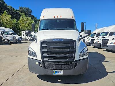 Used 2020 Freightliner Cascadia Detroit DD15AT Semi Truck with Sleeper Cab for sale #308180 - photo 2