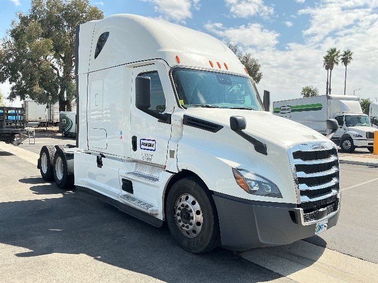 Used 2023 Freightliner Cascadia - photo 1