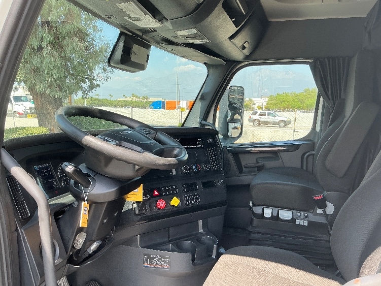 Used 2023 Freightliner Cascadia - photo 12