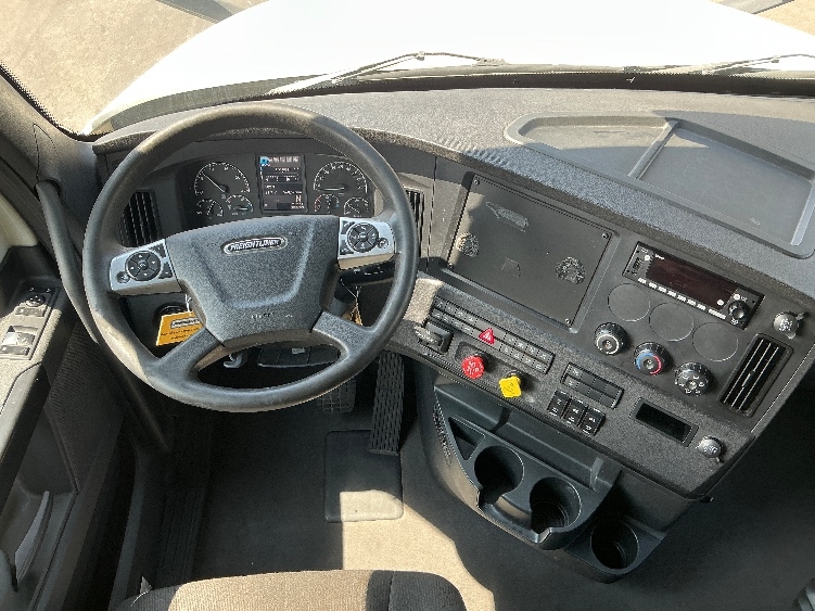 Used 2023 Freightliner Cascadia - photo 13