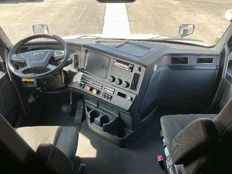 Used 2023 Freightliner Cascadia - photo 14