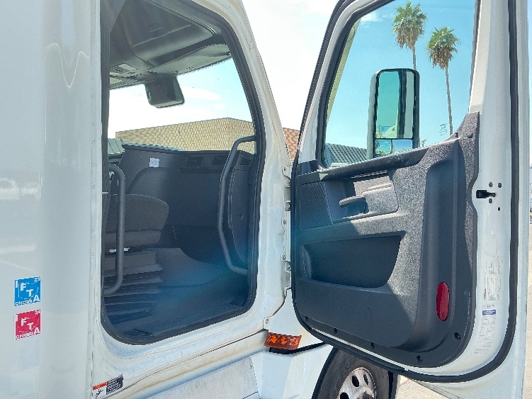 Used 2023 Freightliner Cascadia - photo 15
