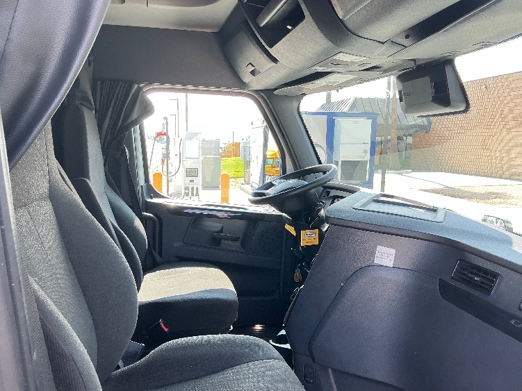 Used 2023 Freightliner Cascadia - photo 17