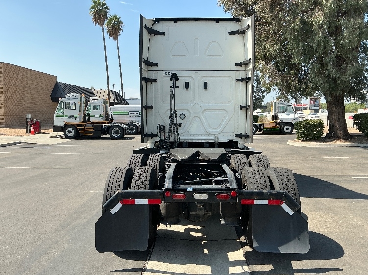 Used 2023 Freightliner Cascadia - photo 8