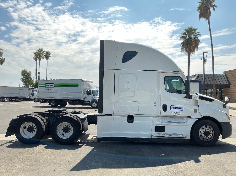 Used 2023 Freightliner Cascadia - photo 10
