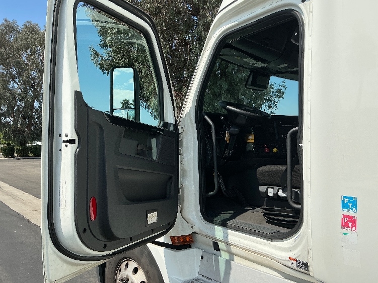 Used 2023 Freightliner Cascadia - photo 11