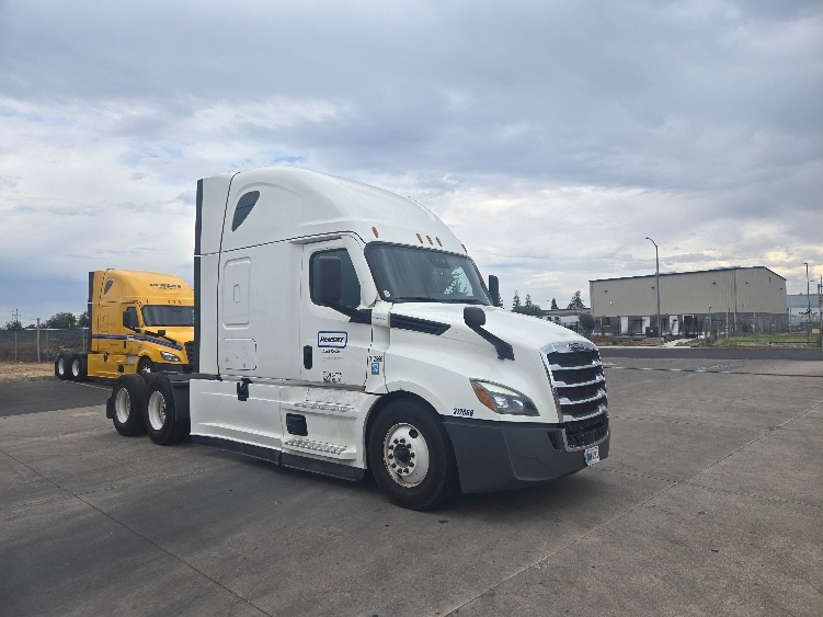 Used 2022 Freightliner Cascadia - photo 1