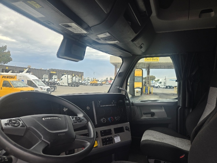 Used 2022 Freightliner Cascadia - photo 12