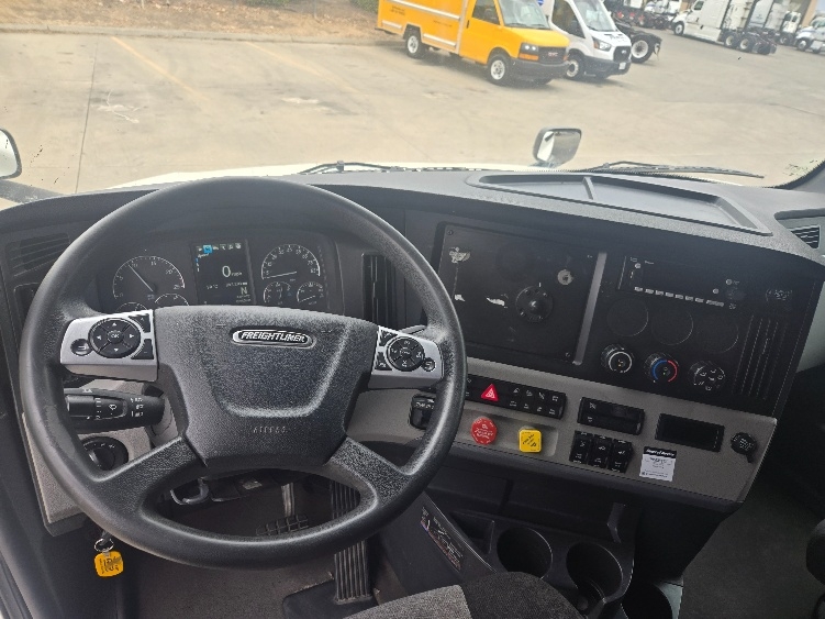 Used 2022 Freightliner Cascadia - photo 13