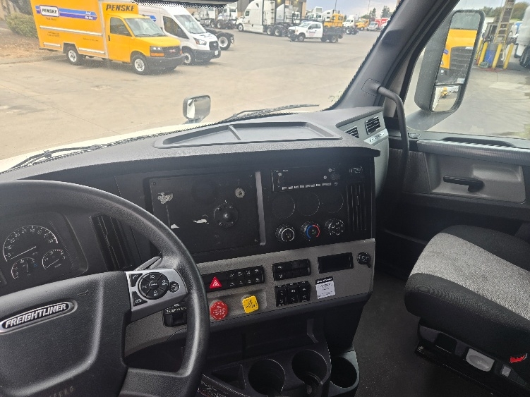 Used 2022 Freightliner Cascadia - photo 14