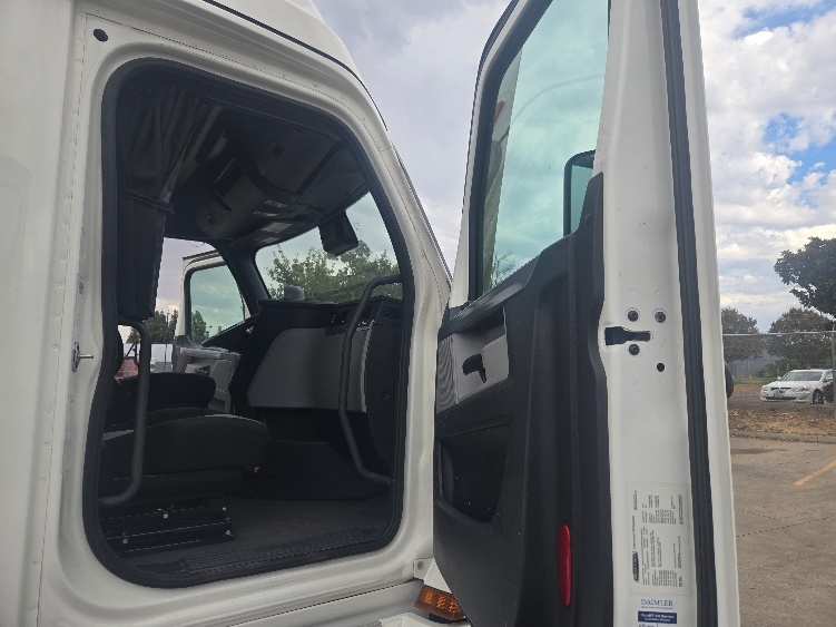 Used 2022 Freightliner Cascadia - photo 15