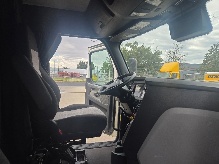 Used 2022 Freightliner Cascadia - photo 17