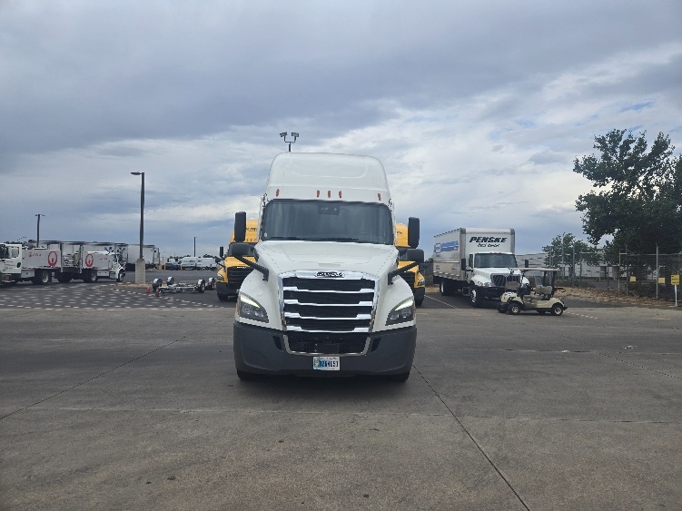 Used 2022 Freightliner Cascadia - photo 2