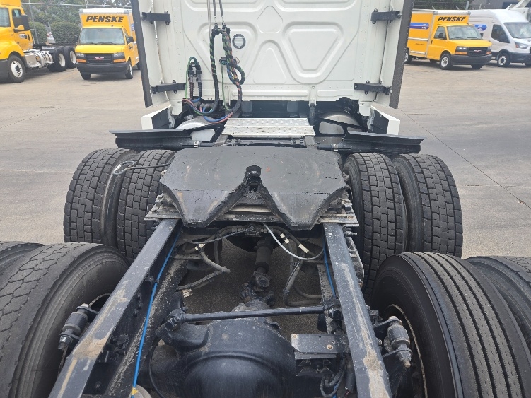 Used 2022 Freightliner Cascadia - photo 8