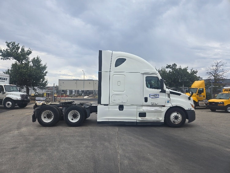 Used 2022 Freightliner Cascadia - photo 10