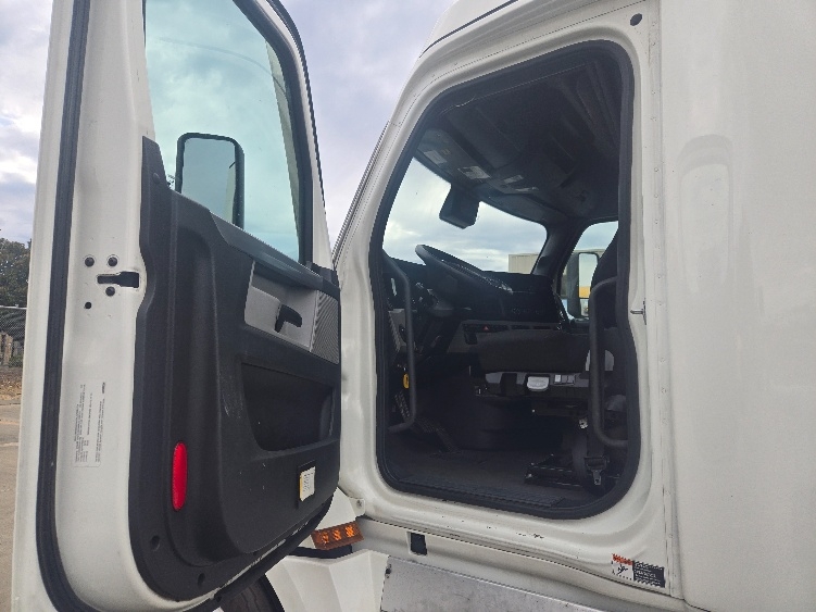 Used 2022 Freightliner Cascadia - photo 11