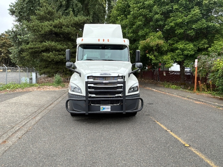 Used 2018 Freightliner Cascadia - photo 2