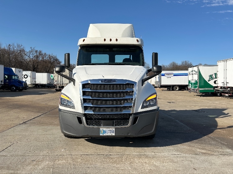 Used 2018 Freightliner Cascadia - photo 2