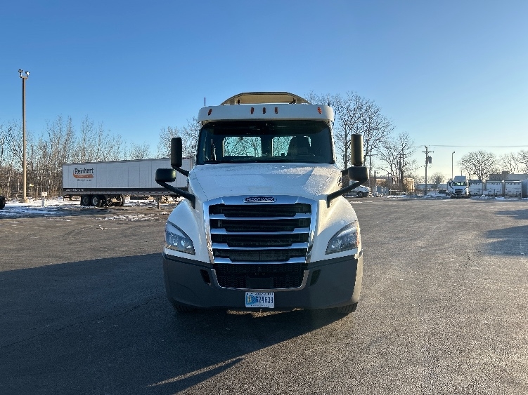 Used 2018 Freightliner Cascadia - photo 2
