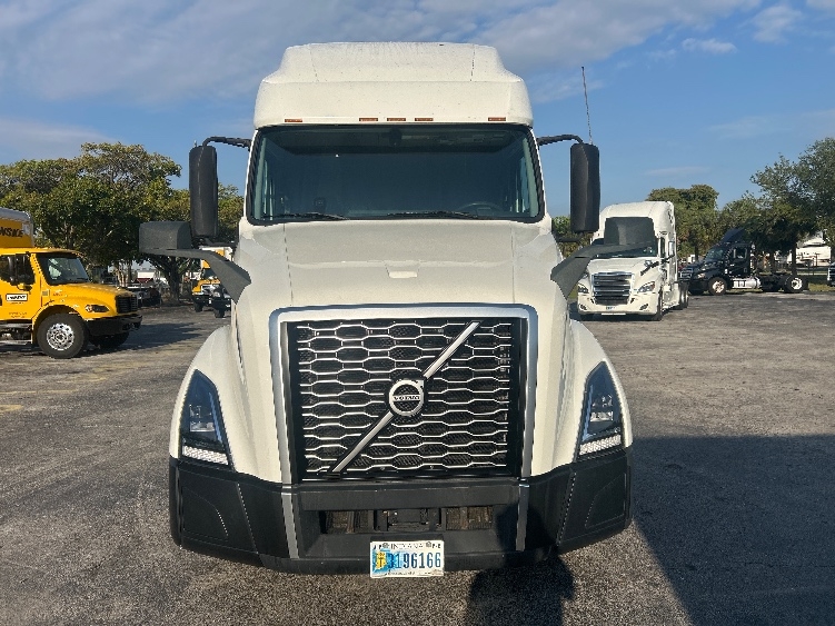 Used 2019 Volvo VNL - photo 2